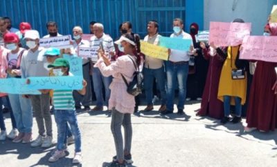 من أمام مقر “الأونروا” بغزة… الخريجين يطالبون  بفرص عمل