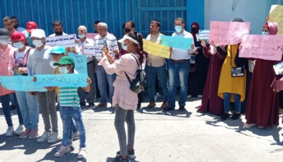 من أمام مقر “الأونروا” بغزة… الخريجين يطالبون  بفرص عمل