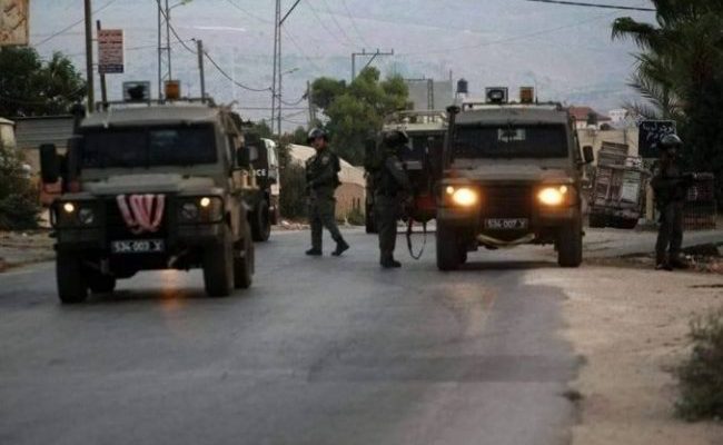 الاحتلال يعتقل 3 شبان من مخيم الجلزون