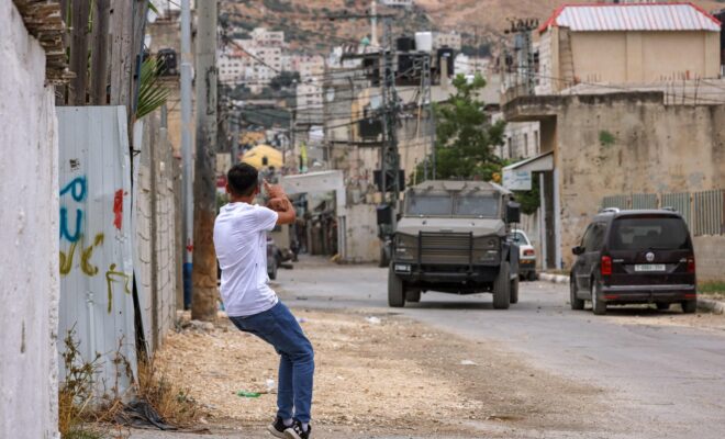 مقاومون يتصدون لاقتحام قوات الاحتلال مخيم بلاطة في نابلس