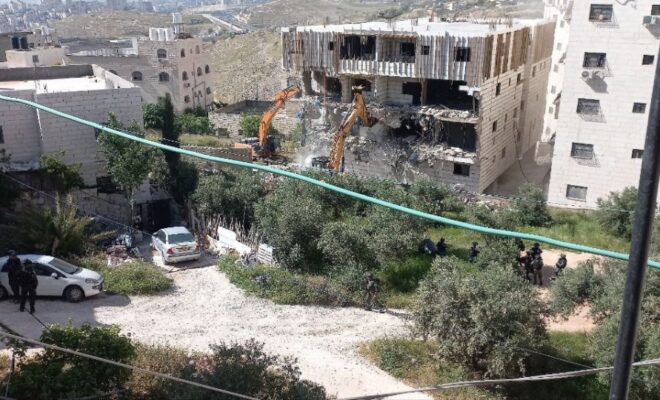 الاحتلال يخطر بهدم بناية سكنية في مخيم شعفاط